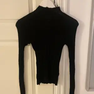 En svart långärmad tröja med lite polo och stretchig. Nyligen köpt och tyvärr inte kommit till användning någon gång. Strl S men passar allt ifrån xs-M!🙌🏽🙌🏽😍