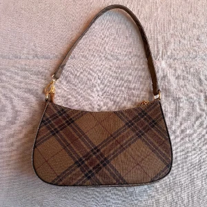 Axelväska - Snygg rutig oanvänd väska. Inga defekter, nyskick