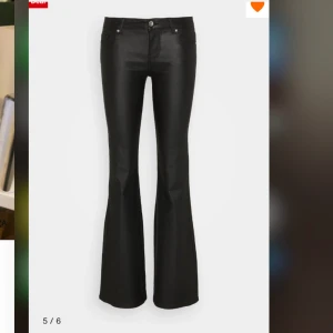 Skinnbyxor  - Säljer dessa lågmidjade läder/skinnbyxor från zalando! Storlek S säljer för 499!❤️ Helt sprillansnya ändast testade!