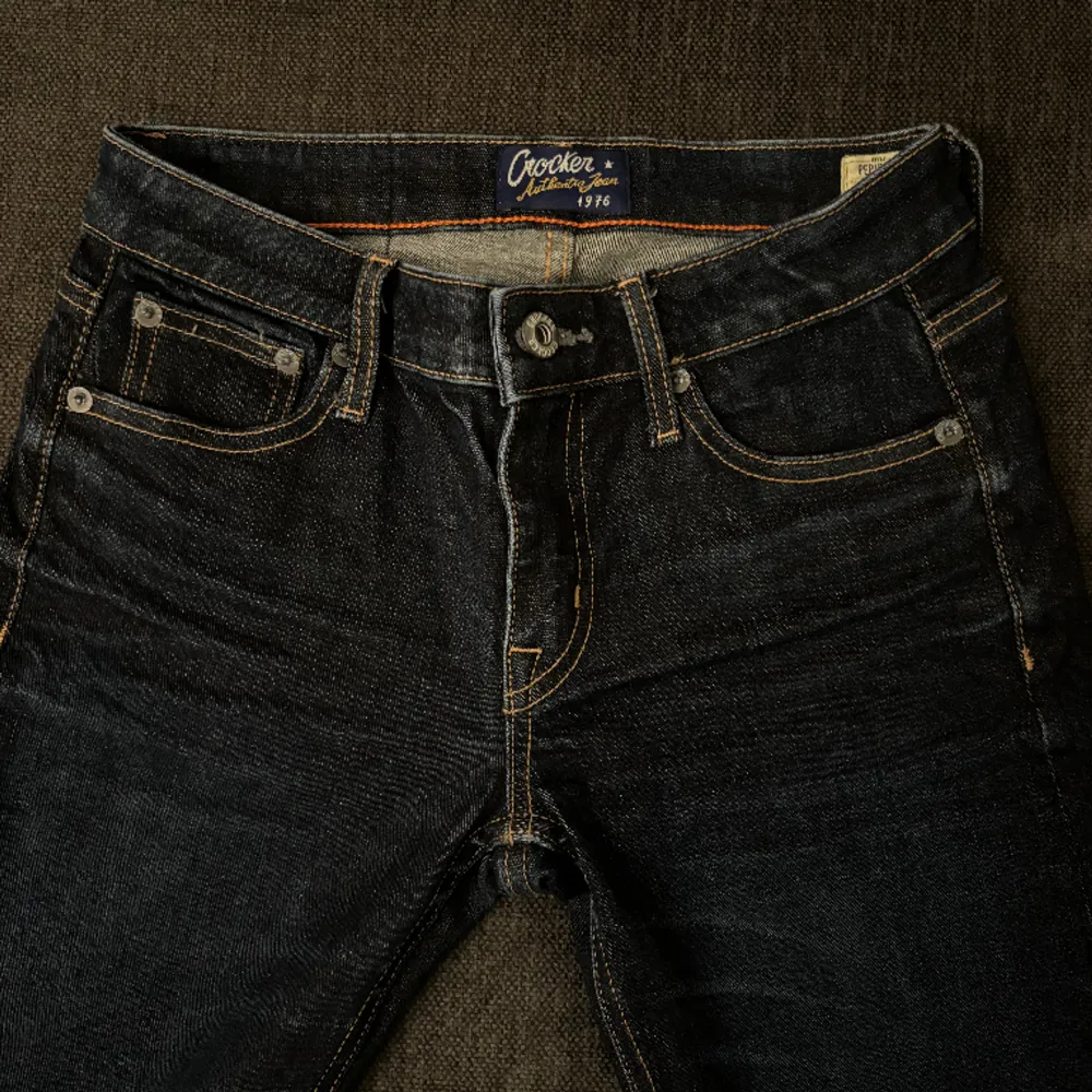 Bootcut jeans med en liten bootcut. Kommer från crocker jeans. Knappt använde utan defekter.💗. Jeans & Byxor.