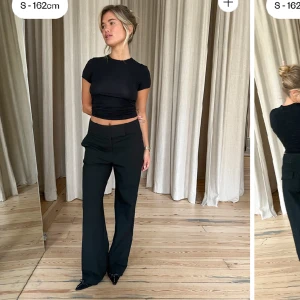 Djerf day to day pants  - Svarta! Toppskick men storleken passar mig tyvärr inte. Slutsålda på hemsidan 💕 skulle säga XS sitter som en vanlig S, de är stora i storlek - beror lite på hur man vill att de sitter! Nypris 1500.