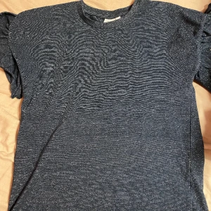 Fin fest tröja men funkar också som vardaglig - Säljer denna fina tröjan för den ej kommer till användning