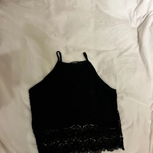 Svart topp - Svart topp med fint mönster ifrån bik bok. Fin till sommaren/fest. Storlek S. 40kr
