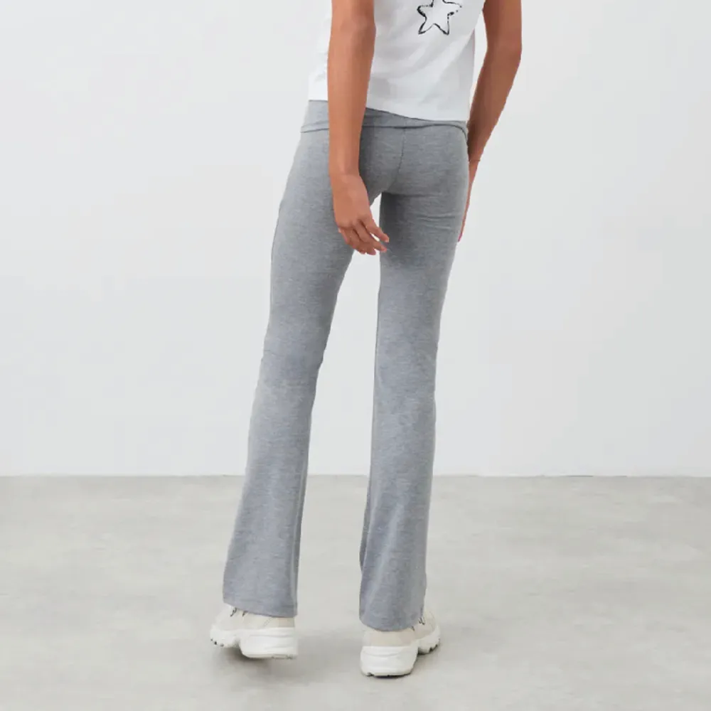 Helt nya yoga pants från Young Gina, aldrig använda storlek 146/152 . Jeans & Byxor.