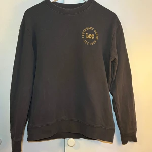 Lee Sweatshirt  - Snygg grå Lee Sweatshirt!   Skick 9/10