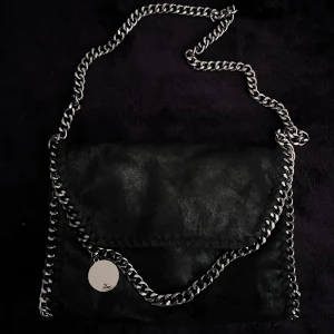 Väska  - Säljer denna Stella McCartney liknande väska, knappt använd. Nyttskick. Inte äkta stellla McCartney men väldigt lik och fin. Den är i medium storlek. 