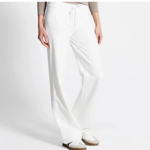 Lågmidjade mjukisbyxor  - Lågmidjade vita mjukisbyxor i storlek Xs från lager 157 ”Ebba fitted lowwaist” 🤍 endast provade 