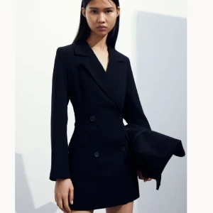 Blazerdress/kavajklänning - Supersnygg & slutsåld kavajklänning från H&M, den är endast testad så den är som ny! 🩷 strl 38 Nypris 549🧡