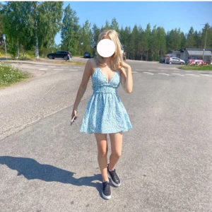 Zara Klänning - Jättefin klänning från Zara som tyvärr inte används. I perfekt skick! Fri frakt