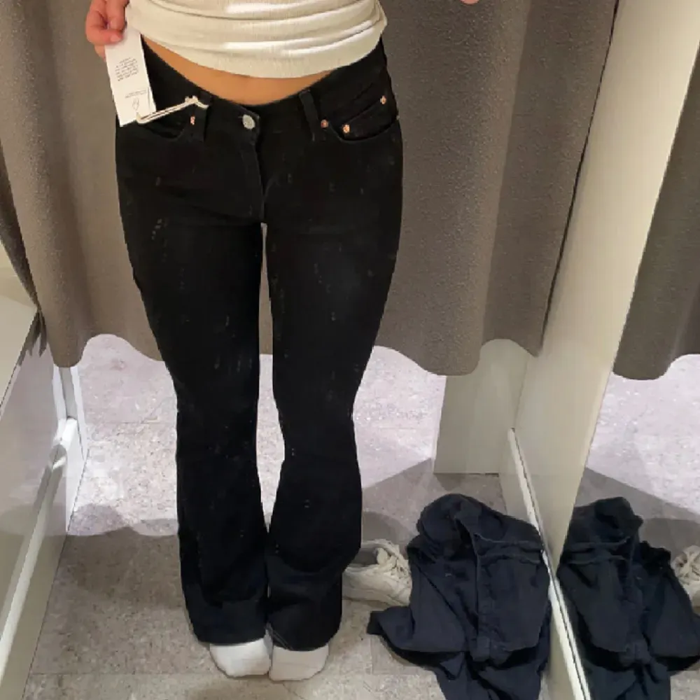 Säljer mina svarta boutcut jeans som knappt kommit till användning. Tryck gärna på köp nu😊skulle säga att de passar om man är mellan 165-170cm lång💕. Jeans & Byxor.
