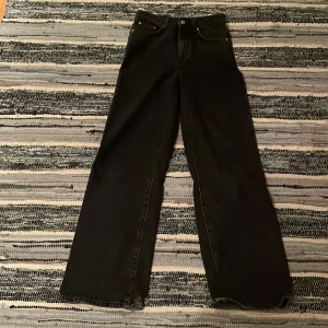 svarta jeans - Svarta raka högmidjade jeans från lager 157, säljer då jag inte använder dom. Är i bra skick!💖