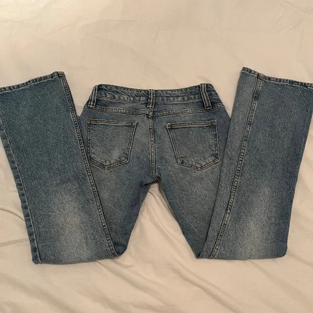 Brandy Melville Kylie jeans, använda men i ett gott skick utan defekter 💘 innerbensmått 77 cm och midjemått tvärs över 37,5 cm . Jeans & Byxor.