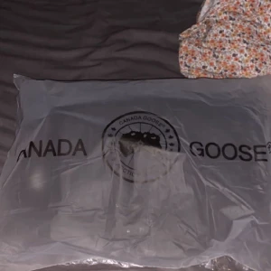 Canada goose väst - 10/10 skick! Aldrig använd Storlek XL Kom DM för fler bilder och mer info  (Passar som L)