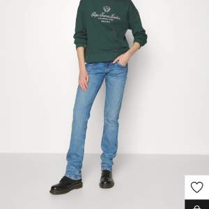 Snygga pepe jeans som endast är använda enstaka gånger! Passar mig som är 169 lång. Säljer då jag inte gillar hur de satt på mig. Kan gå ner i pris vid snabb affär!😊 nypris runt 900kr