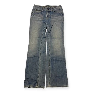 Vintage esprit jeans  - Utsvängda lowrise jeans från Esprit. Vintage. Bra skick. Snygg modell. Waist 28 lenght 32. Y2K modell. Lagade mellan benen kan skicka bild på dm. Inget som syns når man har på sig dom.