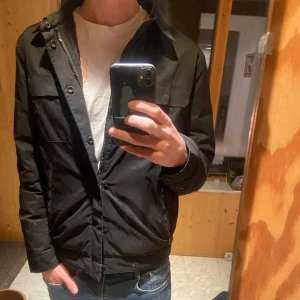 Massimo dutti jacka - Riktigt snygg och varm field jacket från Massimo dutti, inga defekter förutom ena fickan där dragkedjan är lös men inget som syns. Storlek L men passar M också!