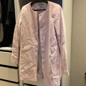 Ljusrosa jacka från only  - Ljusrosa jacka från only. Storlek xs. (Legat nedpackad länge därav skrynklig) 