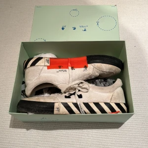 OFF WHITE skor - Skorna är hela men är i behov av en tvätt eller två. Köpta av mig för ca 3 år sedan. Köptes då för 3000kr. Använt skick. Ganska små i storleken så de motsvarar 45 typ