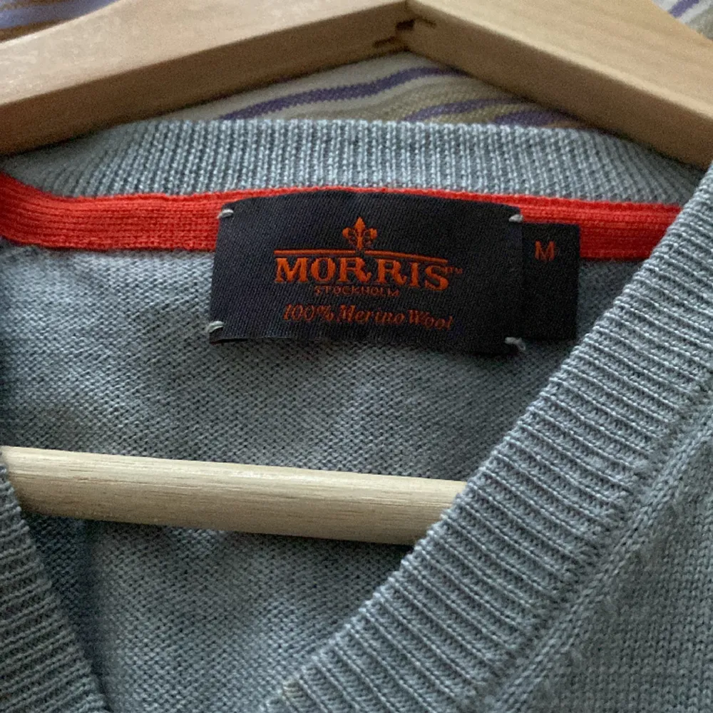 En fin Morris tröja i storlek M men passar S. Den är lite sönder på ärmen som visas i andra bilden. Säljer pga av att jag inte använder den. ⚠️lite sönder⚠️. Tröjor & Koftor.