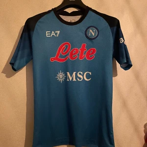 Napoli hemmaställ 22/23 - Säljer min fräscha Napoli tröja som jag köpte för året. Nypris runt 1000kr. Riktigt bra skick. Skriv om funderingar!