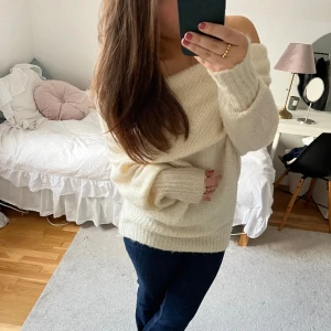 Off shoulder stickad - Jättefin off shoulder stickad tröja, knappt använd och inga defekter, men kommer inte till användning 
