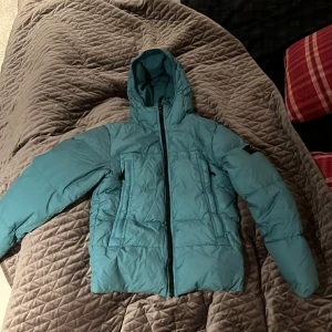 Stone island junior jacka  - Skick 9/10 Färgen är turkos, säljer då den inte passar längre bara att skriva om ni vill ha fler bilder