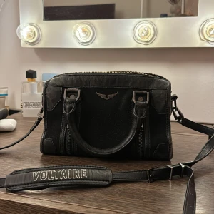 Zadig väska - Säljer min skit snygga sunny Zadig väska i näst minsta storleken! Passar till alla tillfällen och man får plats med allt man behöver. Köpte för 2 år sen för 4500kr men den är varsamt använd. 