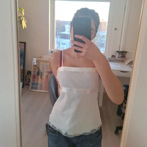 Gullig topp - Säljes då den inte kommer till andvändninga. Köpt på en secondhand men jag tycker att den ser ut att vara i fint skick. Storleck är 38 men passar mig som är storleck 36. Kan mötas upp om köparen är nära. Skriv vid funderingar eller för fler bilder😊
