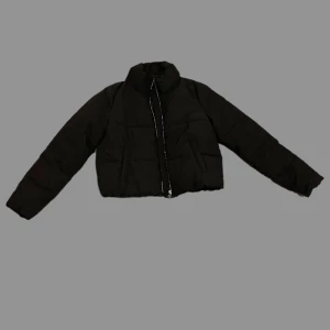 Only Dunjacka - Svart Only dunjack. Storlek S och passar mig som är 164 cm. Jackan är använd fåtal gånger och är i fint skick. Nypris 600 kr.