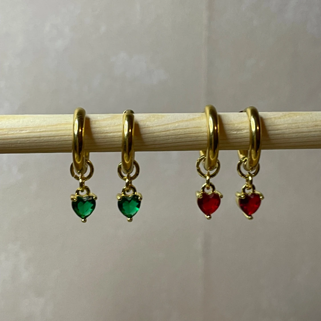 Röda hjärtan. Ett par örhängen - 90
