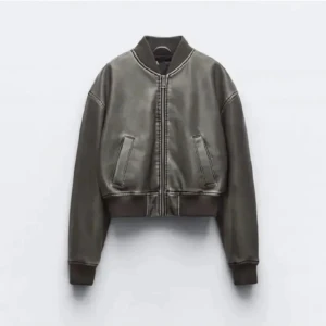 Bomberjacka i läderimitation  - Bomberjacka i skinnimitation från Zara. Nypris 699kr. Storlek L men passar M/ S 