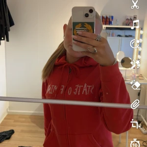 state of mind tröja - hejsan säljer denna tröja för att den ej kommer till användning längre, köpt för 600 kr men säljer för 280