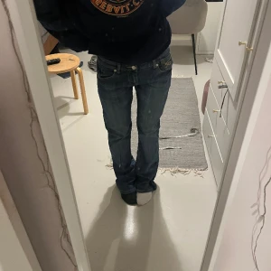 Lågmidjade bootcut jeans  - Lågmidjade bootcut jeans. Midjemått 37 cm, innerbenslängd 80cm. Tryck på köp nu om du vill köpa ❤️‍🔥