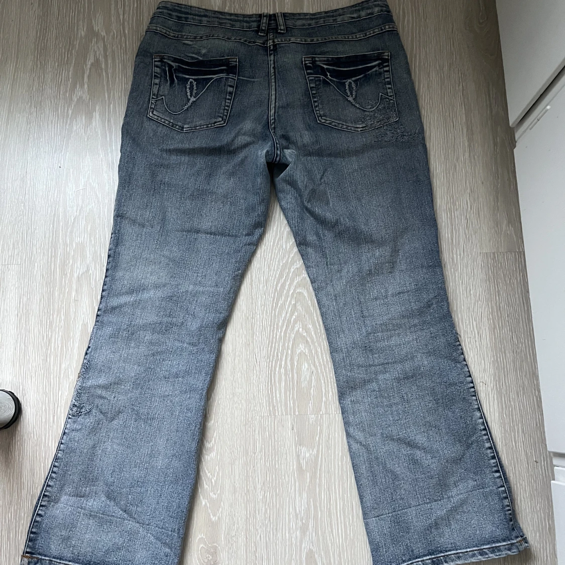 Bootcut jeans med broderi