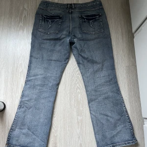 Bootcut jeans med broderi - Sjukt coola och unika jeans med broderidetaljer längs benen och på rumpan. Jag säljer eftersom att fom är lite för korta för mig. Jag är 170 cm och dom passar nog bra folk som är lite kortare. Midjemått: 84cm. Skriv privat om ni har frågor💕