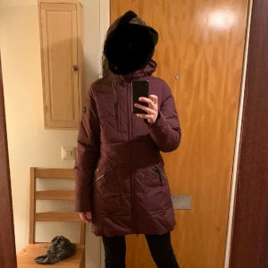 Helt ny vinterjacka - Oanvänd jacka i seglarmärket Sebago strl M. Nypris 3500 kr men köpt för 1499 kr. Vintät och vattentät.  Midjan går att dra åt med resor och tillhörande päls till luvan finns. Fick i present men gillar inte färgen på mig.  Kan mötas upp i Malmö.