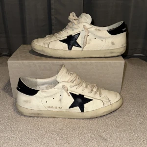 Golden goose skor - Säljer mina golden goose sneakers då dem sällan används. Dem är köpta på CareOfCarl (onlinekvitto finns), i juli 2023. Lite crease-deffekter fram på båda, men inget som man tänker på när skorna används. Vid fler frågor bara att skriva. Pris diskuteras ej.
