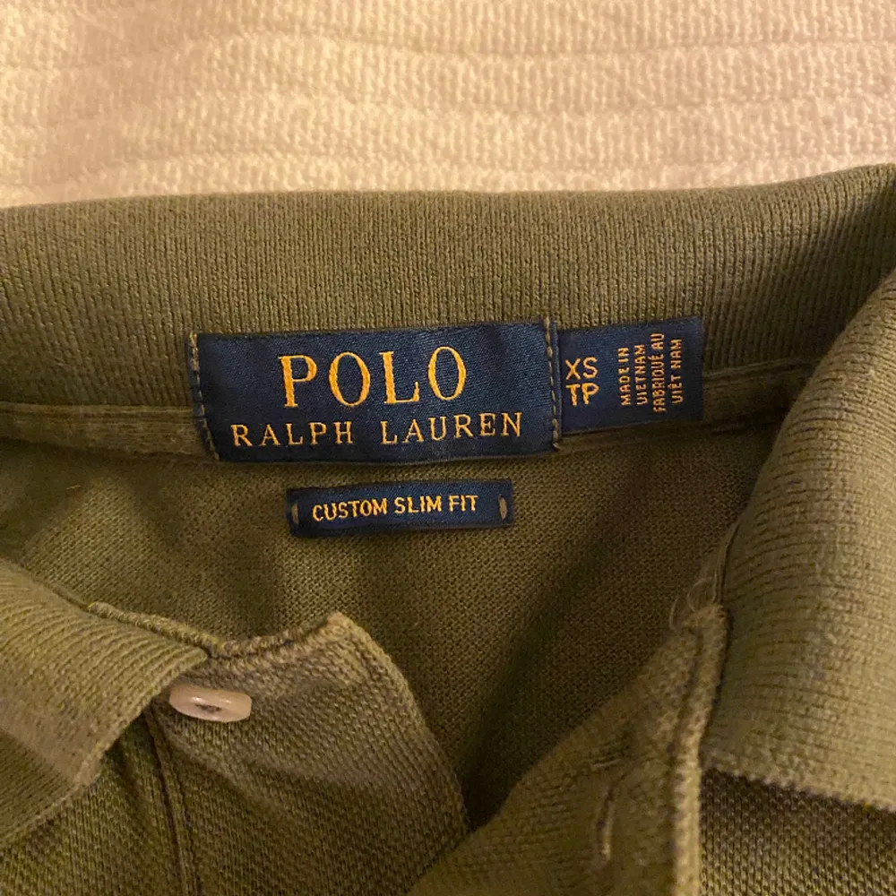 Säljer min Polo Ralph Lauren pike. Storleken är XS o modell slim fit. Riktigt snygg tröja utan defekter eller fläckar.  Nypris 1300.  Kan mötas upp i Stockholm eller frakta.. T-shirts.