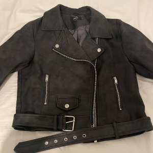 Vintage skinnjacka - Skinnjacka från only i perfekt skick. Den är vintage och har aldrig blivit använd så den ser som ny ut💗Den är storlek 38 men skulle säga typ S