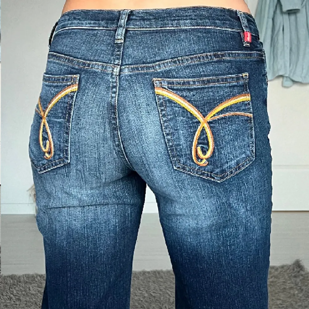 Säljer dessa fina jeans köpta på plick som tyvärr it passade mig, bilderna är lånade från den förra ägaren. Midjemåttet: 37 cm rakt över och innerbenslängd: 80 cm💕💕💕skriv för fler frågor. Jeans & Byxor.