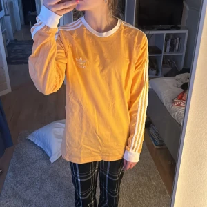 Adidaströja - Orange adidaströja i storlek M!! Jätte cool adidaströja som kan användas till mycket! Passar både till tjejer och killar🧡