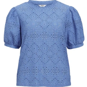 Blå kortärmad tröja  - Hej! Jag säljer min nästan oanvända t-shirt  från märket Object. Plagget har inga märken eller skador. Priset går att diskutera💗🫶