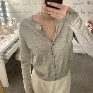 Grå kofta - Fin grå kofta från H&M💕Lånad bild🙌🏻