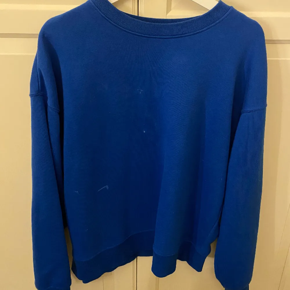 Säljer denna blåa sweatshirt så det inte är min stil längre. Ganska stor i modellen men inte helt än oversized modell, nyskick💕. Tröjor & Koftor.