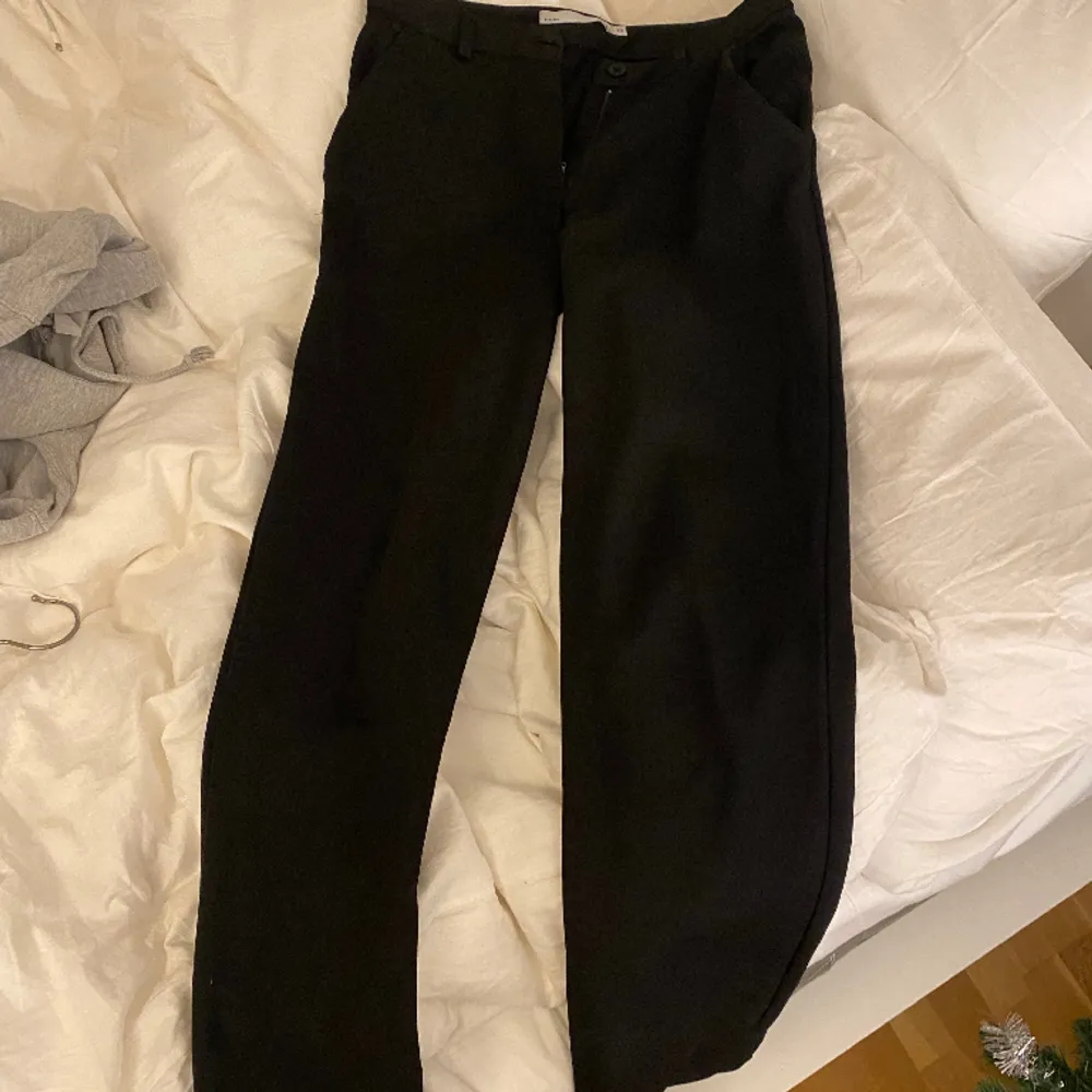 Fina svarta lågmidjade kostymbyxor från Lager 157. Ganska stora i storleken, rak modell💕  Nästan aldrig använda. Jeans & Byxor.