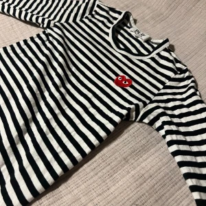 Randig tröja från Play - Säljer nu denna snygga tröjan från det populära märket Play! Den är i bra skick men något liten i storleken, perfekt inför våren 🪷