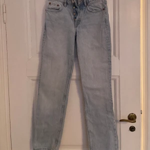 Blåa jeans från zara  - Snygga blå jeans från zara i raka/struprörs form men knappar som dragkedja!