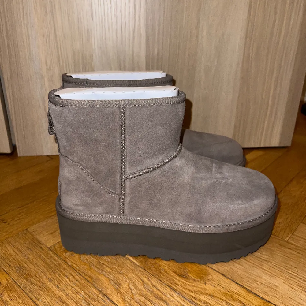 Helt nya Uggs strl 40. Aldrig använda. 1800kr, köpare står för frakt. Skor.