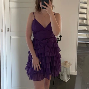 Klänning stl 36 - Helt ny klänning som tyvärr aldrig kom till användning. Lappar finns kvar.