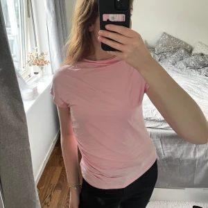 topp - oanvänd! rosa kortärmad topp med boatneck och stretchigt material☺️